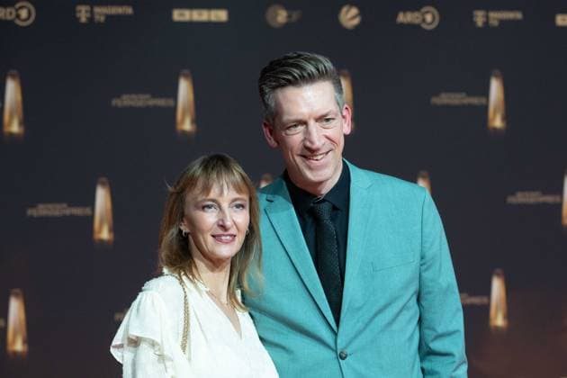 Steffen HALLASCHKA, Moderator, mit Frau Anne-Katrin Roter Teppich, Red Carpet Show, Ankunft, arrival, Verleihung des Deutschen Fernsehpreises, Der Deutsche Fernsehpreis 2024, Deutscher Fernsehpreis 2024 in den MMC Studios Koeln, am 25.09.2024.