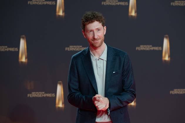 Louis KLAMROTH, Moderator, Roter Teppich, Red Carpet Show, Ankunft, arrival, Verleihung des Deutschen Fernsehpreises, Der Deutsche Fernsehpreis 2024, Deutscher Fernsehpreis 2024 in den MMC Studios Koeln, am 25.09.2024.