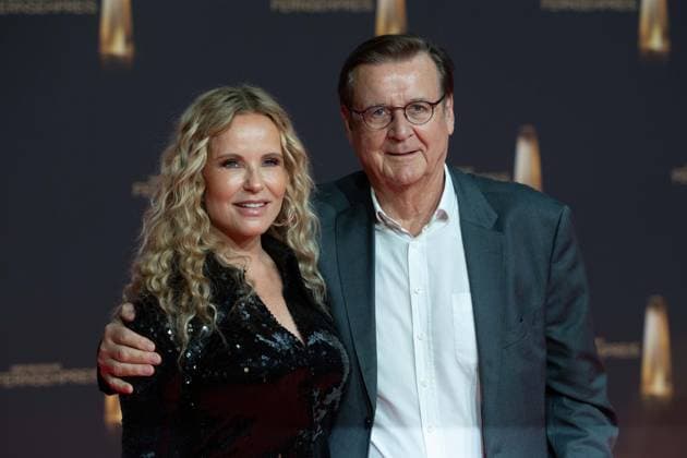 Katja BURKARDT, Moderatorin, Ehemann Hans MAHR, Roter Teppich, Red Carpet Show, Ankunft, arrival, Verleihung des Deutschen Fernsehpreises, Der Deutsche Fernsehpreis 2024, Deutscher Fernsehpreis 2024 in den MMC Studios Koeln, am 25.09.2024.
