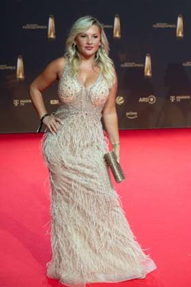 Evelyn BURDECKI, Moderatorin, Roter Teppich, Red Carpet Show, Ankunft, arrival, Verleihung des Deutschen Fernsehpreises, Der Deutsche Fernsehpreis 2024, Deutscher Fernsehpreis 2024 in den MMC Studios Koeln, am 25.09.2024.
