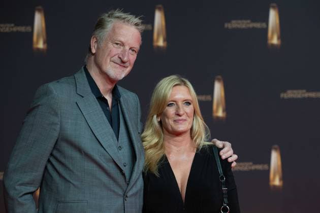 Michael SOUVIGNIER, Produzent, Claudia KLEINERT, Moderatorin, Wetterfee, Roter Teppich, Red Carpet Show, Ankunft, arrival, Verleihung des Deutschen Fernsehpreises, Der Deutsche Fernsehpreis 2024, Deutscher Fernsehpreis 2024 in den MMC Studios Koeln, am 25.09.2024.