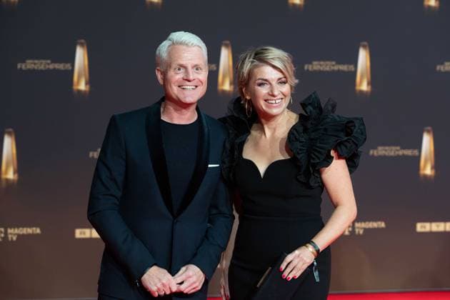 Guido CANTZ, Moderator, Sabine HEINRICH, Moderatorin, Roter Teppich, Red Carpet Show, Ankunft, arrival, Verleihung des Deutschen Fernsehpreises, Der Deutsche Fernsehpreis 2024, Deutscher Fernsehpreis 2024 in den MMC Studios Koeln, am 25.09.2024. *** Guido CANTZ, presenter, Sabine HEINRICH, presenter, Red Carpet, Red Carpet Show, arrival, arrival, German Television Award ceremony, The German Television Award 2024, German Television Award 2024 at the MMC Studios Cologne, on 25 09 2024