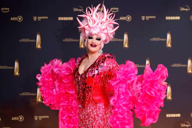 Dragqueen Olivia Jones zeigt ihren trainierten Body auf dem Red Carpet beim Deutschen Fernsehpreis 2024 in den MMC-Studios in Ossendorf. Köln, 25.09.2024 NRW Deutschland Copyright: xChristophxHardtx