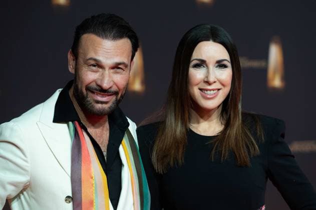 Judith WILLIAMS, Unternehmerin, Moderatorin, mit Ehemann Alexander-Klaus STECHER, Roter Teppich, Red Carpet Show, Ankunft, arrival, Verleihung des Deutschen Fernsehpreises, Der Deutsche Fernsehpreis 2024, Deutscher Fernsehpreis 2024 in den MMC Studios Koeln, am 25.09.2024.