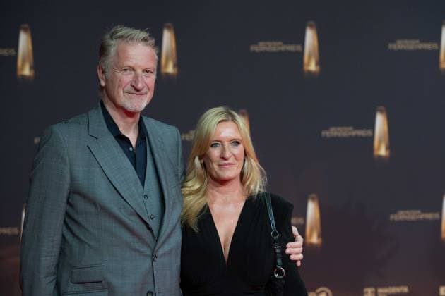 Michael SOUVIGNIER, Produzent, Claudia KLEINERT, Moderatorin, Wetterfee, Roter Teppich, Red Carpet Show, Ankunft, arrival, Verleihung des Deutschen Fernsehpreises, Der Deutsche Fernsehpreis 2024, Deutscher Fernsehpreis 2024 in den MMC Studios Koeln, am 25.09.2024.