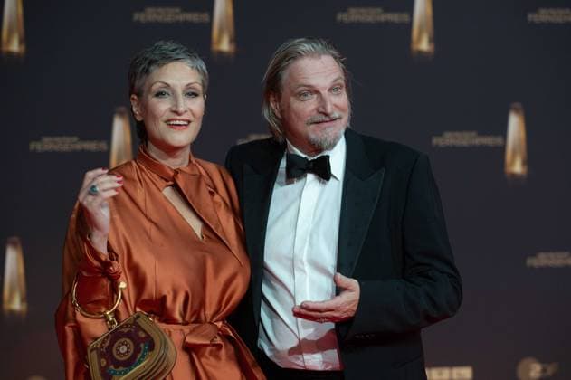 Stefan JUERGENS, Jürgens, Schauspieler, mit Frau Boriana Jürgens Rosenmüller, Roter Teppich, Red Carpet Show, Ankunft, arrival, Verleihung des Deutschen Fernsehpreises, Der Deutsche Fernsehpreis 2024, Deutscher Fernsehpreis 2024 in den MMC Studios Koeln, am 25.09.2024.
