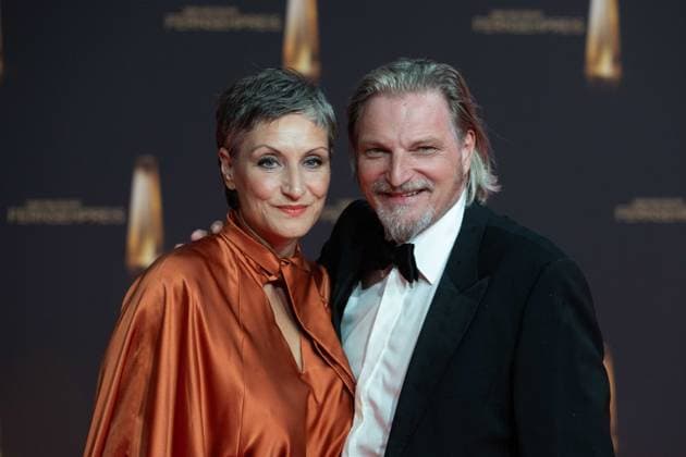 Stefan JUERGENS, Jürgens, Schauspieler, mit Frau Boriana Jürgens Rosenmüller, Roter Teppich, Red Carpet Show, Ankunft, arrival, Verleihung des Deutschen Fernsehpreises, Der Deutsche Fernsehpreis 2024, Deutscher Fernsehpreis 2024 in den MMC Studios Koeln, am 25.09.2024.