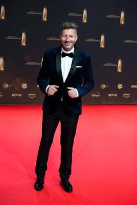 Thorsten SCHORN, Moderator, Roter Teppich, Red Carpet Show, Ankunft, arrival, Verleihung des Deutschen Fernsehpreises, Der Deutsche Fernsehpreis 2024, Deutscher Fernsehpreis 2024 in den MMC Studios Koeln, am 25.09.2024.