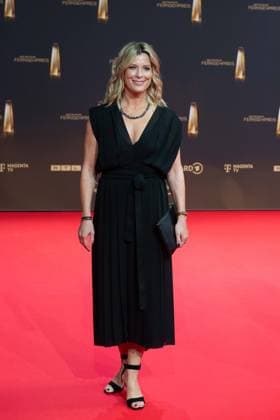 Valerie NIEHAUS, Schauspielerin, Roter Teppich, Red Carpet Show, Ankunft, arrival, Verleihung des Deutschen Fernsehpreises, Der Deutsche Fernsehpreis 2024, Deutscher Fernsehpreis 2024 in den MMC Studios Koeln, am 25.09.2024.