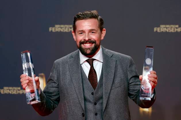 Moderator Klaas Heufer-Umlauf auf dem Red Carpet beim Deutschen Fernsehpreis 2024 in den MMC-Studios in Ossendorf. Köln, 25.09.2024 NRW Deutschland Copyright: xChristophxHardtx