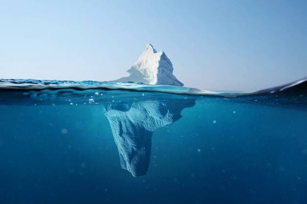 Creative Highlights World Eisberg im Ozean. Schöne Aussicht unter Wasser. Globale Erwärmung. Schmelzender Gletscher. Versteckte Gefahr Konzept *** Iceberg at Ocean Beauty Outlook at Water Global Heating melting Glacier hidden Danger Concept 1102815347