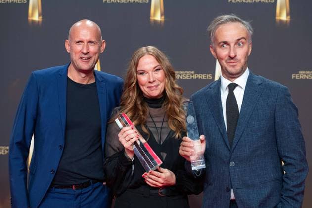 Jan BOEHMERMANN, Böhmermann, rechts, Moderator, und Team, Preistraeger beste Unterhaltung Show, Verleihung des Deutschen Fernsehpreises, Der Deutsche Fernsehpreis 2024, Deutscher Fernsehpreis 2024 in den MMC Studios Koeln, am 25.09.2024.