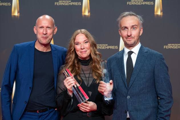 Jan BOEHMERMANN, Böhmermann, rechts, Moderator, und Team, Preistraeger beste Unterhaltung Show, Verleihung des Deutschen Fernsehpreises, Der Deutsche Fernsehpreis 2024, Deutscher Fernsehpreis 2024 in den MMC Studios Koeln, am 25.09.2024.