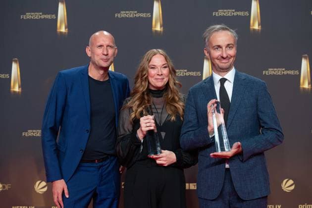 Entertainment Themen der Woche KW39 Jan BOEHMERMANN, Böhmermann, rechts, Moderator, und Team, Preistraeger beste Unterhaltung Show, Verleihung des Deutschen Fernsehpreises, Der Deutsche Fernsehpreis 2024, Deutscher Fernsehpreis 2024 in den MMC Studios Koeln, am 25.09.2024. *** Jan BOEHMERMANN, Böhmermann, right, presenter, and team, award winner best entertainment show, presentation of the German Television Award, The German Television Award 2024, German Television Award 2024 at the MMC Studios Cologne, on 25 09 2024