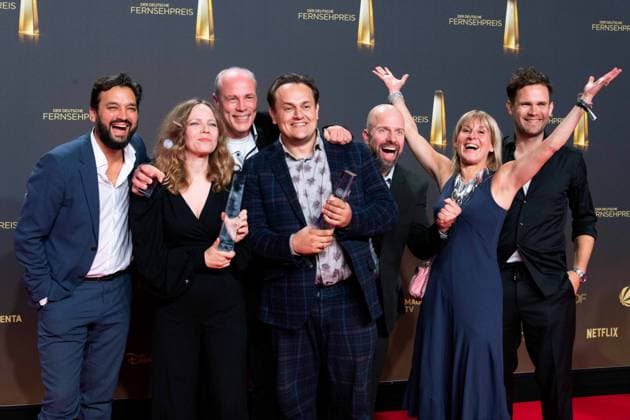 Sarah BOSETTI (2.v.l.) und ihr Team Preistraeger Beste Comedy Late Night Verleihung des Deutschen Fernsehpreises, Der Deutsche Fernsehpreis 2024, Deutscher Fernsehpreis 2024 in den MMC Studios Koeln, am 25.09.2024.