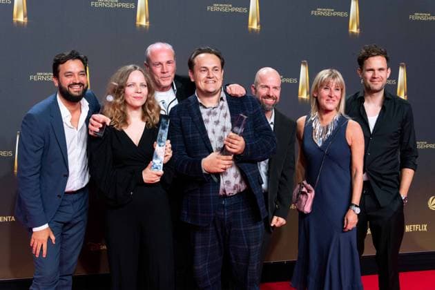 Sarah BOSETTI (2.v.l.) und ihr Team Preistraeger Beste Comedy Late Night Verleihung des Deutschen Fernsehpreises, Der Deutsche Fernsehpreis 2024, Deutscher Fernsehpreis 2024 in den MMC Studios Koeln, am 25.09.2024.