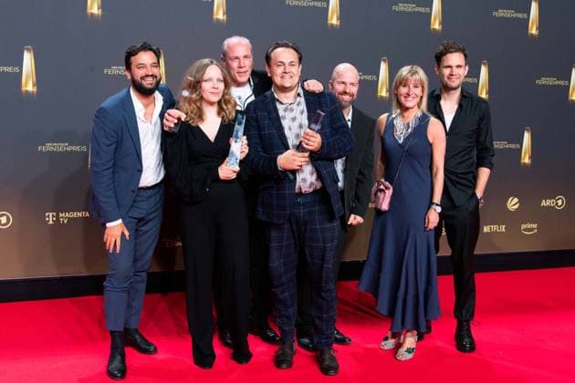 Sarah BOSETTI (2.v.l.) und ihr Team Preistraeger Beste Comedy Late Night Verleihung des Deutschen Fernsehpreises, Der Deutsche Fernsehpreis 2024, Deutscher Fernsehpreis 2024 in den MMC Studios Koeln, am 25.09.2024.