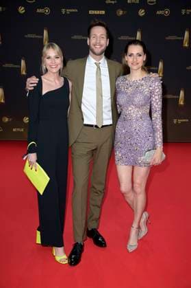 Julia Kleine, Sven Kroll und Bella Lesnik bei der Verleihung des Deutschen Fernsehpreises 2024 in den MMC Studios. Köln, 25.09.2024