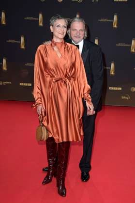 Stefan Jürgens mit Partnerin Boriana Rosenmüller bei der Verleihung des Deutschen Fernsehpreises 2024 in den MMC Studios. Köln, 25.09.2024