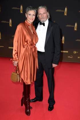 Stefan Jürgens mit Partnerin Boriana Rosenmüller bei der Verleihung des Deutschen Fernsehpreises 2024 in den MMC Studios. Köln, 25.09.2024