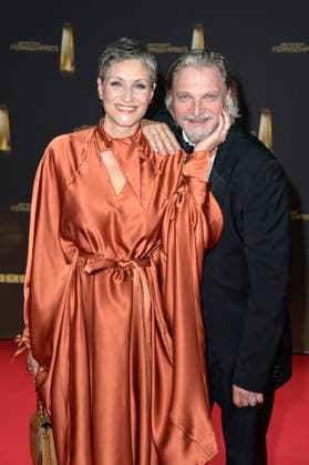 Stefan Jürgens mit Partnerin Boriana Rosenmüller bei der Verleihung des Deutschen Fernsehpreises 2024 in den MMC Studios. Köln, 25.09.2024