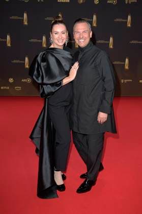 Tim Raue mit Ehefrau Katharina bei der Verleihung des Deutschen Fernsehpreises 2024 in den MMC Studios. Köln, 25.09.2024