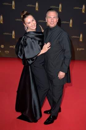 Tim Raue mit Ehefrau Katharina bei der Verleihung des Deutschen Fernsehpreises 2024 in den MMC Studios. Köln, 25.09.2024