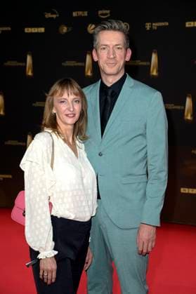 Steffen Hallaschka mit Ehefrau Anne-Katrin Hallaschka bei der Verleihung des Deutschen Fernsehpreises 2024 in den MMC Studios. Köln, 25.09.2024