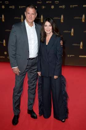 Iris Berben mit Partner Heiko Kiesow bei der Verleihung des Deutschen Fernsehpreises 2024 in den MMC Studios. Köln, 25.09.2024