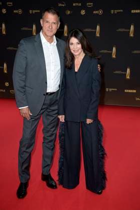 Iris Berben mit Partner Heiko Kiesow bei der Verleihung des Deutschen Fernsehpreises 2024 in den MMC Studios. Köln, 25.09.2024