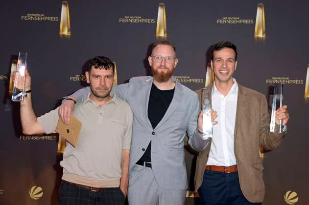 Die Preisträger Gregor Bartsch, Julian Vogel und Milan Loewy für die Dokumentarserie Einzeltäter bei der Verleihung des Deutschen Fernsehpreises 2024 in den MMC Studios. Köln, 25.09.2024