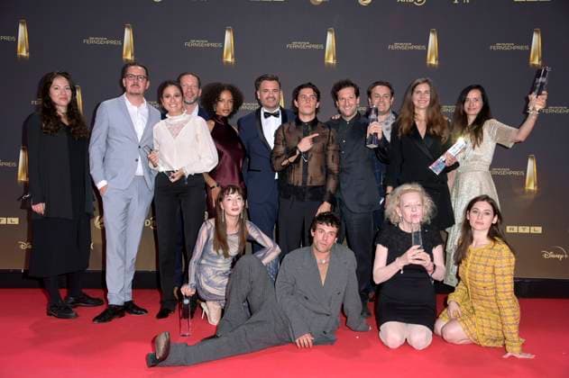 Aaron Altaras, Sunnyi Melles und Deleila Piasko mit dem Cast der Fernsehserie Die Zweiflers bei der Verleihung des Deutschen Fernsehpreises 2024 in den MMC Studios. Köln, 25.09.2024