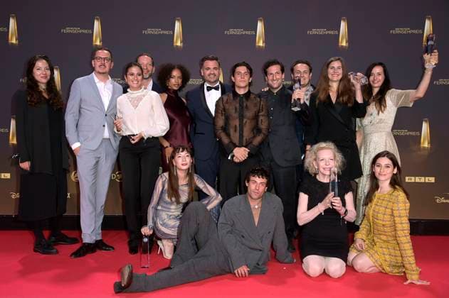 Aaron Altaras, Sunnyi Melles und Deleila Piasko mit dem Cast der Fernsehserie Die Zweiflers bei der Verleihung des Deutschen Fernsehpreises 2024 in den MMC Studios. Köln, 25.09.2024