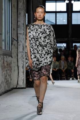 Dries Van Noten Spring Summer 2025 Fashion Show during Paris Fashion Week DRIES VAN NOTEN Spring Summer 2025 Runway during Paris Fashion Week on September 2024 Paris, France, 25 09 2024 Paris France  Copyright: xAgencex xBestimagexAgencex xBestimagex