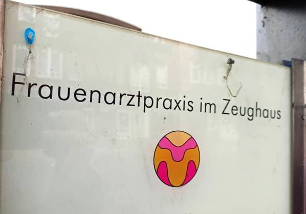 Praxisschild einer Frauenärztin, die in einem niedersächsischen Zeughaus auch Geburtshilfe anbietet. *** Practice sign of a gynecologist who also offers obstetrics in an arsenal in Lower Saxony