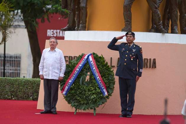 51106172. MÃ rida, 06 Nov 2015 (Notimex-Hugo Borges).- En el marco de la Visita de Estado que realiza el presidente de Cuba, Raul Castro Ruz, a MÃ xico, se realizo una rapida ceremonia, donde el presidente de cuba deposito una ofrenda floral ante la estatua de los Ninos HÃ roes mexicanos, en la Plaza del Parque de La Mejorada de esta ciudad. NOTIMEX FOTO HUGO BORGES FRE POL MERIDA YUCATÃN MEXICO EDITORIAL USE ONLY Copyright: xx NTX11000000 HUGOxBORGESx notimexpix559711