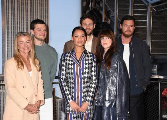 Bilder des Jahres 2024, Entertainment 09 September Entertainment Themen der Woche KW39 Entertainment Bilder des Tages NEW YORK, NY: SEPTEMBER 26: Charlotte Brändström, Robert Aramayo, Cynthia Addai-Robinson, Charlie Vickers, Markella Kavenagh and Benjamin Walker pictured as the cast of The Lord Of The Rings: The Rings Of Power celebrate season two at The Empire State Building on September 26, 2024 in New York City. Copyright: xMediaPunchx