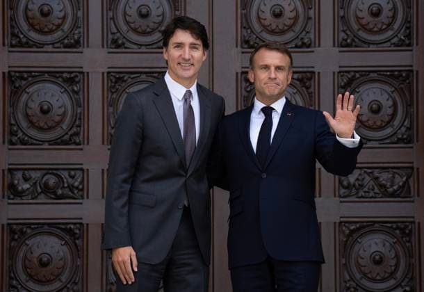 News Bilder des Tages September 26, 2024, Ottawa, On, Canada: Prime Minister Justin Trudeau, left, poses with French President Emmanuel Macron as he waves to cameras after arriving on Parliament Hill, Thursday, September 26, 2024 in Ottawa. Ottawa Canada  - ZUMAc35_ 20240926_zaf_c35_015 Copyright: xAdrianxWyldx