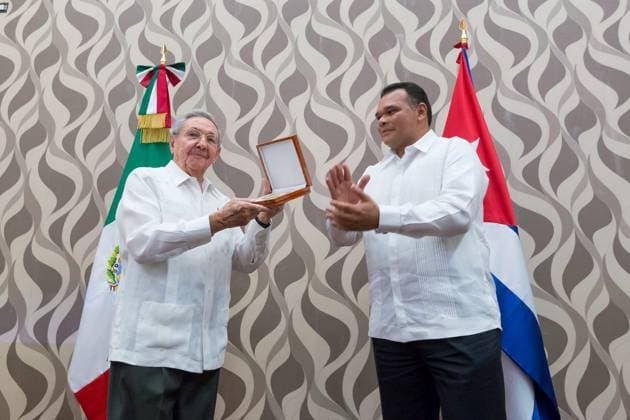 51107107. MÃ rida, Yucatan, 7 de noviembre de 2015.-(Notimex-Especial).- Tras concretar diversos acuerdos con el gobierno de MÃ xico, reconocer la hazana de los Ninos HÃ roes y recibir la Medalla General Salvador Alvarado, el presidente de la Republica de Cuba, Raul Castro Ruz, se despidio de esta ciudad. NOTIMEX FOTO ESPECIAL COR POL MERIDA YUCATÃN MEXICO EDITORIAL USE ONLY Copyright: xx NTX11002000 ESPECIALx notimexpix559877