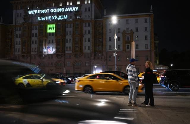 Bilder des Jahres 2024, News 09 September News Themen der Woche KW39 Russia US Media Sanctions 8773441 26.09.2024 A light projection reading RT. Were not going away is seen on the facade of the U.S. embassy in Moscow, Russia. Earlier in September, the United States imposed sanctions on Russia?s media group Rossiya Segodnya and RT broadcaster for their alleged disinformation campaigns on behalf of Moscow. Alexey Maishev Sputnik Moscow Russia  Copyright: xAlexeyxMaishevx