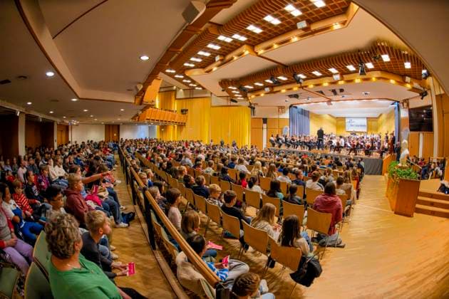26.09.2024, Internationales Klassikfestival: Festival der Nationen 2024, im Kurhaus Bad Wörishofen im Unterallgäu, Kinder spielen für Kinder, Aktion für Schulklassen, vom Festivalorchester unter der Leitung von Christoph Adt 26.09.2024, Klassikfestival Bad Wörishofen 26.09.2024, Klassikfestival Bad Wörishofen