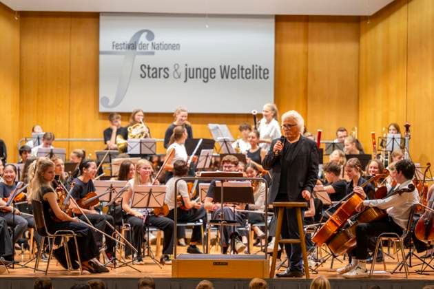 26.09.2024, Internationales Klassikfestival: Festival der Nationen 2024, im Kurhaus Bad Wörishofen im Unterallgäu, Kinder spielen für Kinder, Aktion für Schulklassen, vom Festivalorchester unter der Leitung von Christoph Adt (re vorne). Das vbw Festivalorchester basiert auf einer Initiative der vbw Vereinigung der Bayerischen Wirtschaft e. V. und des Festival der Nationen. Partner dieses Förderprojektes für Schüler und Jugendliche im Alter von 11 bis 17 Jahren sind das Bayerische Staatsministerium für Bildung und Kultus sowie die Stiftung art 131. 26.09.2024, Klassikfestival Bad Wörishofen 26.09.2024, Klassikfestival Bad Wörishofen