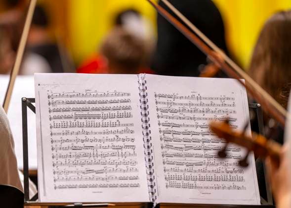 26.09.2024, Internationales Klassikfestival: Festival der Nationen 2024, im Kurhaus Bad Wörishofen im Unterallgäu, Notenblätter für die Pastorale von Beethoven. 26.09.2024, Klassikfestival Bad Wörishofen 26.09.2024, Klassikfestival Bad Wörishofen