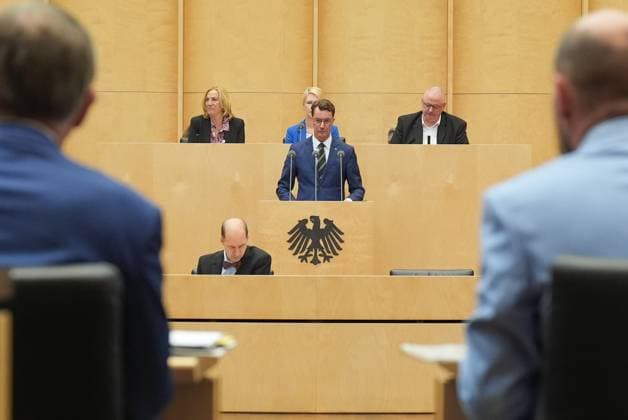 News Bilder des Tages Bundesrat, 1047. Plenarsitzung Hendrik Wuest (CDU) Ministerpraesident von Nordrhein-Westfalen bei seiner Rede im Plenarsaal bei der 1047.. Bundesratssitzung, Berlin, 27.09.2024 Berlin Berlin Deutschland *** Bundesrat, 1047 plenary session Hendrik Wuest CDU Ministerpraesident of North Rhine-Westphalia during his speech in the plenary chamber at the 1047 Bundesrat session, Berlin, 27 09 2024 Berlin Berlin Germany