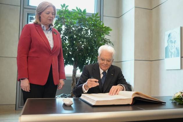 News Themen der Woche KW39 News Bilder des Tages Staatspraesident Mattarella besucht den Deutschen Bundestag Der italienische Staatspreaesident Sergio Mattarella gemeinsam mit Bundestagspraesidentin Baerbel Bas bei seinem Eintrag in das Goldene Buch des Bundestag bei seinem Besuch im Berliner Reichtstagsgebaeude, Berlin, 27.09.2024 Berlin Berlin Deutschland *** President Mattarella visits the German Bundestag Italian President Sergio Mattarella together with Bundestag President Baerbel Bas during his entry in the Golden Book of the Bundestag during his visit to the Berlin Reichstag Building, Berlin, 27 09 2024 Berlin Berlin Germany