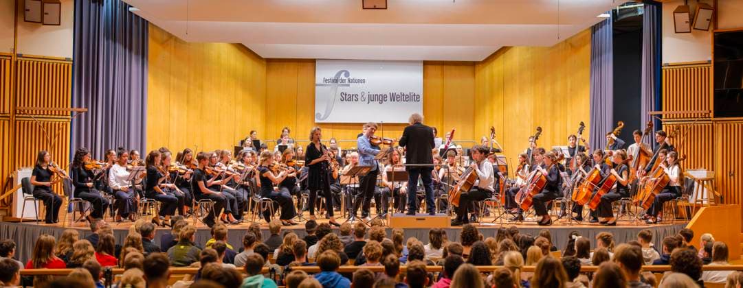 27.09.2024, Internationales Klassikfestival: Festival der Nationen 2024, im Kurhaus Bad Wörishofen im Unterallgäu, VORSICHT KLASSIK - Das große Schulkonzert, Aktion für Schulklassen, mit dem vbw-Festivalorchester unter der Leitung von Christoph Adt. Gastsolisten: Sabine Meyer (Klarinette) und Nils Mönkemeyer (Bratschist) 27.09.2024, Klassikfestival Bad Wörishofen 27.09.2024, Klassikfestival Bad Wörishofen