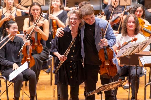 27.09.2024, Internationales Klassikfestival: Festival der Nationen 2024, im Kurhaus Bad Wörishofen im Unterallgäu, VORSICHT KLASSIK - Das große Schulkonzert, Aktion für Schulklassen, mit dem vbw-Festivalorchester unter der Leitung von Christoph Adt. Gastsolisten: Sabine Meyer (Klarinette) und Nils Mönkemeyer (Bratschist) 27.09.2024, Klassikfestival Bad Wörishofen 27.09.2024, Klassikfestival Bad Wörishofen