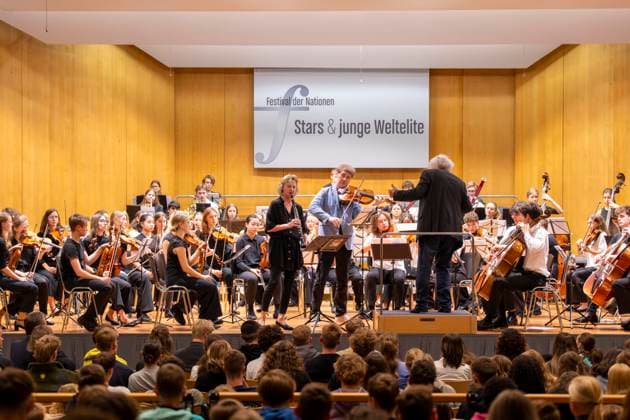 27.09.2024, Internationales Klassikfestival: Festival der Nationen 2024, im Kurhaus Bad Wörishofen im Unterallgäu, VORSICHT KLASSIK - Das große Schulkonzert, Aktion für Schulklassen, mit dem vbw-Festivalorchester unter der Leitung von Christoph Adt. Gastsolisten: Sabine Meyer (Klarinette) und Nils Mönkemeyer (Bratschist) 27.09.2024, Klassikfestival Bad Wörishofen 27.09.2024, Klassikfestival Bad Wörishofen