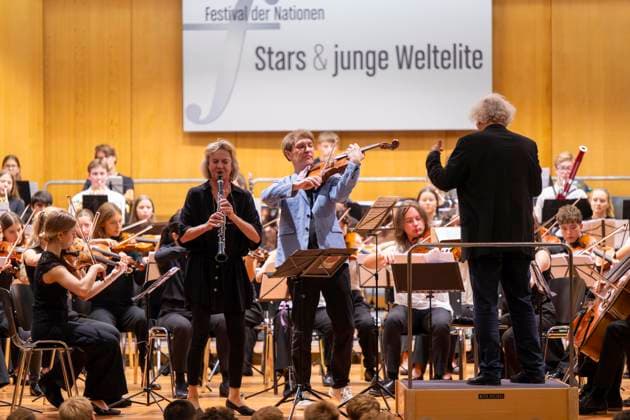 27.09.2024, Internationales Klassikfestival: Festival der Nationen 2024, im Kurhaus Bad Wörishofen im Unterallgäu, VORSICHT KLASSIK - Das große Schulkonzert, Aktion für Schulklassen, mit dem vbw-Festivalorchester unter der Leitung von Christoph Adt. Gastsolisten: Sabine Meyer (Klarinette) und Nils Mönkemeyer (Bratschist) 27.09.2024, Klassikfestival Bad Wörishofen 27.09.2024, Klassikfestival Bad Wörishofen