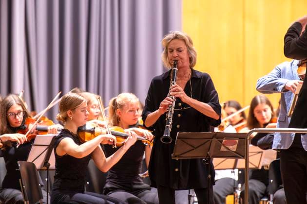 27.09.2024, Internationales Klassikfestival: Festival der Nationen 2024, im Kurhaus Bad Wörishofen im Unterallgäu, VORSICHT KLASSIK - Das große Schulkonzert, Aktion für Schulklassen, mit dem vbw-Festivalorchester unter der Leitung von Christoph Adt. Gastsolisten: Sabine Meyer (Klarinette) und Nils Mönkemeyer (Bratschist) 27.09.2024, Klassikfestival Bad Wörishofen 27.09.2024, Klassikfestival Bad Wörishofen